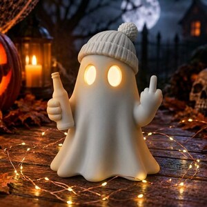 Könnte beinhalten: Eine weiße Geisterfigur mit Strickmütze, die in einer Hand eine kleine Flasche hält und mit der anderen den Mittelfinger zeigt. Der Geist hat leuchtende ovale Augen und ist zwischen geschnitzten Kürbissen, Totenköpfen und Laternen platziert.