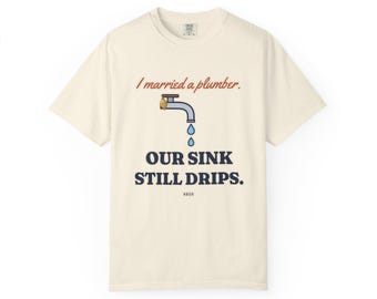 Ich habe einen Klempner geheiratet – unser Waschbecken tropft immer noch – T-Shirt, lustiges Shirt für Klempnergattinnen, Geschenkidee für Arbeiterfrauen