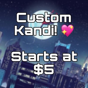 Pode incluir: Um gráfico digital apresentando uma paisagem urbana noturna com uma lua cheia grande ao fundo. O texto diz Custom Kandi! seguido por um emoji de coração rosa, e abaixo, o texto diz Starts at $5 em letras brancas em negrito.