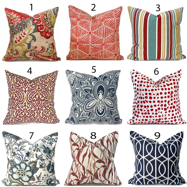 Puede incluir: Una colección de nueve cojines cuadrados con diversos patrones. Los diseños incluyen motivos florales en rojo y oro, geométricos en naranja, rayas multicolores, damasco granate, cachemir azul marino, lunares rojos, flores azules, abstracto marrón y celosía azul marino.