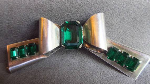 Art Deco Sterling Silver Retro Bow Pin Green Glas… - image 1