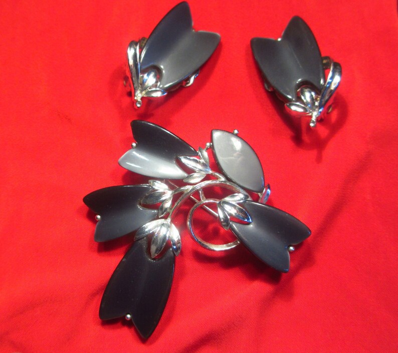 Vintage Lisner Thermoset Brooch and Earrings Tulip Flower Gray