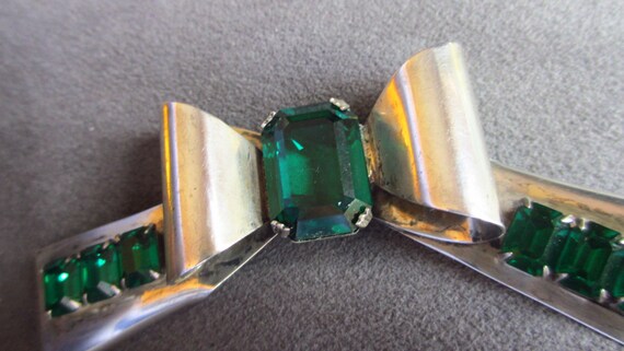 Art Deco Sterling Silver Retro Bow Pin Green Glas… - image 2