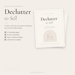 Könnte beinhalten: Ein druckbares Arbeitsbuch mit dem Titel Declutter to Sell, das einen ruhigen Raum-für-Raum-Plan zur Vorbereitung Ihres Hauses auf den Verkauf bietet. Es enthält 37 druckbare Seiten, 16 Raum-Checklisten, Pläne, Tracker, Etiketten sowie Letter- und A4-Formate.