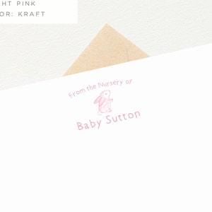 Pode incluir: Um cart&atilde;o branco com texto rosa que diz "From the Nursery of Baby Sutton". Uma ilustra&ccedil;&atilde;o de um coelho rosa est&aacute; acima do texto. O cart&atilde;o est&aacute; em um envelope marrom.