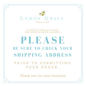 K&ouml;nnte beinhalten: Ein hellblaues und wei&szlig;es Schild mit goldfarbenem Rand und dem Text "LEMON GRACE NOTED WITH GRACE". Das Schild sagt "PLEASE BE SURE TO CHECK YOUR SHIPPING ADDRESS PRIOR TO SUBMITTING YOUR ORDER. Thank you for your business!"