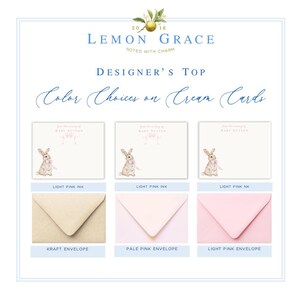 Puede incluir: Tres tarjetas de color crema con una ilustraci&oacute;n de acuarela de un conejito sosteniendo una cinta rosa. Las tarjetas tienen el texto "From the making of Baby Button" impreso en ellas. Las tarjetas se muestran con tres opciones de sobre: kraft, rosa p&aacute;lido y rosa claro.