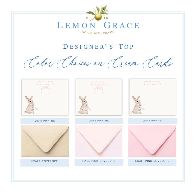 Puede incluir: Tres tarjetas de color crema con una ilustraci&oacute;n de acuarela de un conejito sosteniendo una cinta rosa. Las tarjetas tienen el texto "From the making of Baby Button" impreso en ellas. Las tarjetas se muestran con tres opciones de sobre: kraft, rosa p&aacute;lido y rosa claro.