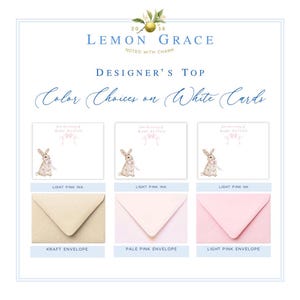 Puede incluir: Tres tarjetas blancas con una ilustraci&oacute;n de acuarela de un conejito sosteniendo una cinta. Las tarjetas se muestran con tres opciones de sobre diferentes: kraft, rosa p&aacute;lido y rosa claro. El texto en las tarjetas dice "From the making of Baby Button".