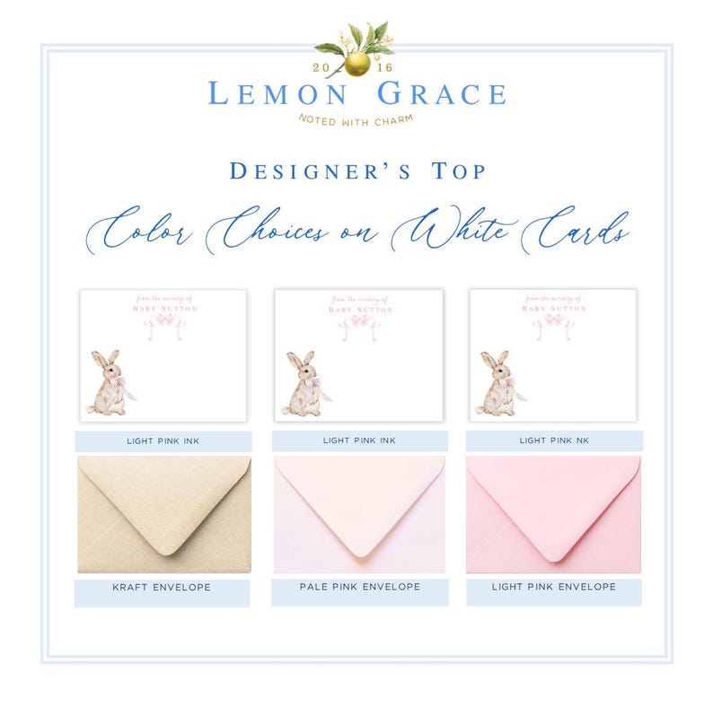 Puede incluir: Tres tarjetas blancas con una ilustraci&oacute;n de acuarela de un conejito sosteniendo una cinta. Las tarjetas se muestran con tres opciones de sobre diferentes: kraft, rosa p&aacute;lido y rosa claro. El texto en las tarjetas dice "From the making of Baby Button".