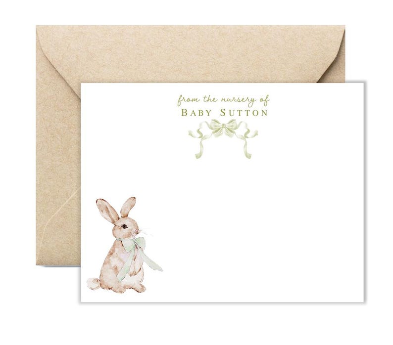 Puede incluir: Una tarjeta blanca con un dise&ntilde;o de cinta verde y el texto "from the nursery of Baby Sutton". Una ilustraci&oacute;n de acuarela de un conejo marr&oacute;n con un lazo verde se encuentra en la esquina inferior derecha.
