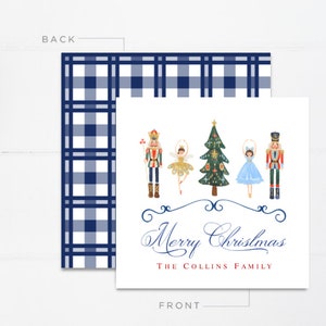 Peut inclure: Carte de No&euml;l avec un recto blanc orn&eacute; d'illustrations &agrave; l'aquarelle d'un casse-noisette, d'une ballerine, d'un sapin de No&euml;l et d'une ballerine. Le texte "Merry Christmas" est &eacute;crit en bleu, avec "The Collins Family" en rouge. Le dos a un motif &agrave; carreaux bleu et blanc.
