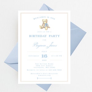 Op de afbeelding: Een blauwe en witte verjaardagsuitnodiging voor een jongen genaamd Benjamin James. De uitnodiging bevat een illustratie van een teddybeer en de tekst "Benjamin is &eacute;&eacute;n". Het feest is gepland voor zaterdag 16 juli om 13:00 uur. De uitnodiging bevat ook het adres en de contactgegevens voor het evenement.