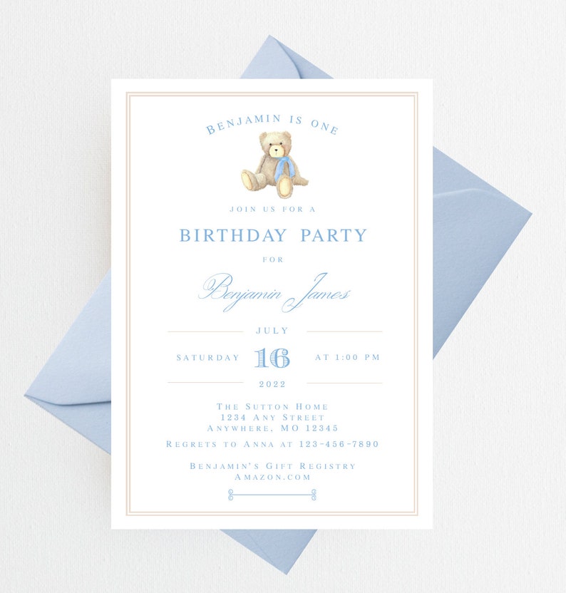 Op de afbeelding: Een blauwe en witte verjaardagsuitnodiging voor een jongen genaamd Benjamin James. De uitnodiging bevat een illustratie van een teddybeer en de tekst "Benjamin is &eacute;&eacute;n". Het feest is gepland voor zaterdag 16 juli om 13:00 uur. De uitnodiging bevat ook het adres en de contactgegevens voor het evenement.