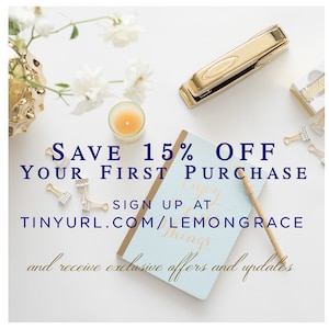 K&ouml;nnte beinhalten: Ein blaues und wei&szlig;es Notizbuch mit dem Text "Enjoy the little things" und dem Text "SAVE 15% OFF YOUR FIRST PURCHASE SIGN UP AT TINYURL.COM/LEMONGRACE and receive exclusive offers and updates".
