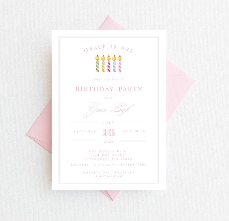 Puede incluir: Una invitaci&oacute;n de fiesta de cumplea&ntilde;os rosa y blanca con un gr&aacute;fico de cinco velas encendidas. La invitaci&oacute;n dice "Grace tiene un a&ntilde;o" e incluye la fecha, la hora y el lugar de la fiesta. Tambi&eacute;n incluye el texto "&Uacute;nete a nosotros para una fiesta de cumplea&ntilde;os para Grace Leigh".