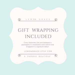 K&ouml;nnte beinhalten: Wei&szlig;er Grafik mit einem dekorativen Rand und dem Text "LEMON GRACE" oben. Der Text "GIFT WRAPPING INCLUDED" ist in gro&szlig;en, fetten Buchstaben. Der Text "Every Stationery Set and Notepad is packaged in a resealable cello sleeve and wrapped in a signature ribbon." ist in kleinerer Schrift. Der Text "LEMONGRACE.ETSY.COM" ist in fetten Buchstaben. Der Text "A PAPERIE BOUTIQUE" ist in kleinerer Schrift.