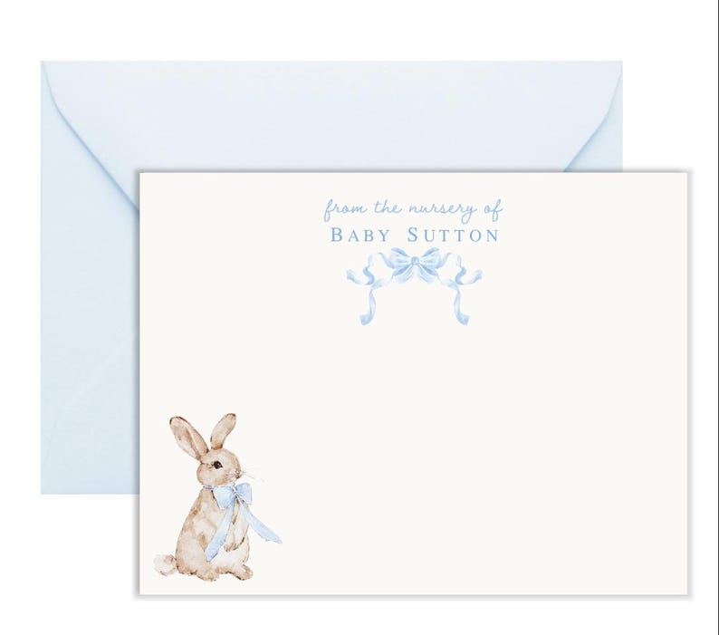 Puede incluir: Una tarjeta blanca con lazos de cinta azul y el texto "from the nursery of Baby Sutton". Un conejito marr&oacute;n con un lazo azul est&aacute; en la esquina inferior izquierda.