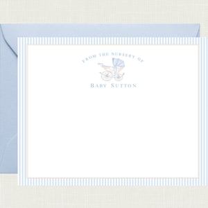 Puede incluir: Una tarjeta de papeler&iacute;a a rayas azules y blancas con una ilustraci&oacute;n de un cochecito de beb&eacute; y el texto "From the nursery of Baby Sutton".