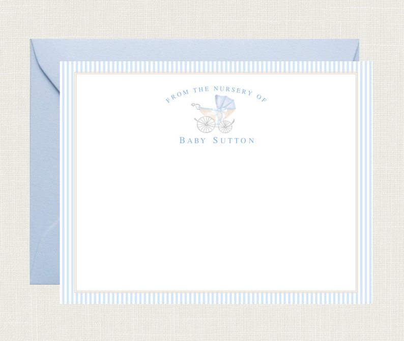 Puede incluir: Una tarjeta de papeler&iacute;a a rayas azules y blancas con una ilustraci&oacute;n de un cochecito de beb&eacute; y el texto "From the nursery of Baby Sutton".