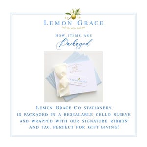 K&ouml;nnte beinhalten: Ein Satz blauer Briefpapierkarten mit einem wei&szlig;en Band und einem Etikett mit der Aufschrift "Lemon Grace" ist in einer wiederverschlie&szlig;baren Cellophanh&uuml;lle verpackt. Der Text auf der Karte lautet "From the makers of Baby Button".