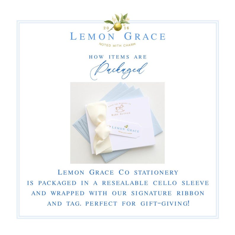 K&ouml;nnte beinhalten: Ein Satz blauer Briefpapierkarten mit einem wei&szlig;en Band und einem Etikett mit der Aufschrift "Lemon Grace" ist in einer wiederverschlie&szlig;baren Cellophanh&uuml;lle verpackt. Der Text auf der Karte lautet "From the makers of Baby Button".