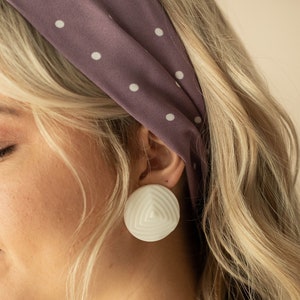 Oversized retro clip-on-oorbellen grote getextureerde knoopstekers in WIT of ZWART Trendy statement-sieraden