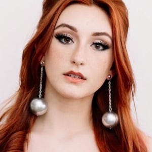 Pendientes colgantes estilo Twiggy: Joyería llamativa de los años 60.