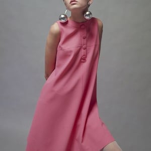 twiggy wearing long ball dangle earrings