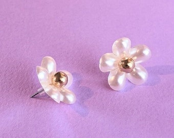 White and Gold Daisy Stud 2-in-1 Earrings with Pearl Finish - Retro 60s Floral Jewelry
