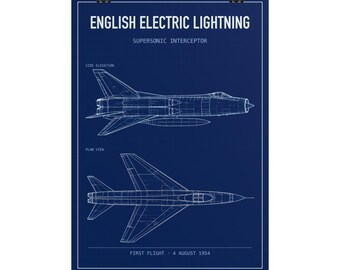 Könnte beinhalten: Ein dunkelblaues Poster mit weißen technischen Strichzeichnungen des Überschall-Abfangjägers English Electric Lightning. Der Druck zeigt eine Seitenansicht und eine Draufsicht des Flugzeugs mit dem Text First Flight 4 August 1954.