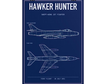 Könnte beinhalten: Ein dunkelblaues Poster mit einer weißen technischen Strichzeichnung des Hawker Hunter Düsenjägers mit gepfeilten Flügeln. Der Druck zeigt eine Seitenansicht und eine Draufsicht des Flugzeugs sowie den Text HAWKER HUNTER und FIRST FLIGHT 20 JULY 1951.