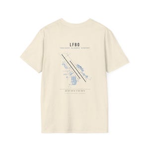 Individuell gestaltbares T-Shirt mit Flughafen-Startbahnkarte, ICAO-Code-Flugplatzlayout-T-Shirt (personalisiert) Bild 1