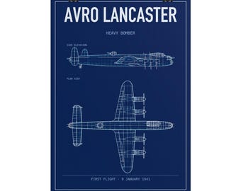 Könnte beinhalten: Ein dunkelblaues Poster mit einer weißen technischen Blaupause des schweren Bombers Avro Lancaster. Das Design zeigt eine Seitenansicht und eine Draufsicht des Flugzeugs sowie den Text AVRO LANCASTER, HEAVY BOMBER und FIRST FLIGHT 9 JANUARY 1941.