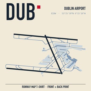 Può includere: Una stampa grafica che mostra la mappa delle piste dell'aeroporto di Dublino in blu scuro e azzurro su sfondo crema. Il testo include DUB, DUBLIN AIRPORT, EIDW, 53°25'39"N 6°15'16"W e RUNWAY MAP T-SHIRT FRONT + BACK PRINT in basso.
