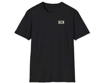 Könnte beinhalten: Ein schwarzes kurzärmeliges T-Shirt mit Rundhalsausschnitt. Auf der oberen linken Brustseite ist der Text BCN in einer hellen Cremefarbe aufgedruckt, mit einem kleinen roten Punkt über dem Buchstaben N. Das T-Shirt besteht aus einfarbigem Stoff.