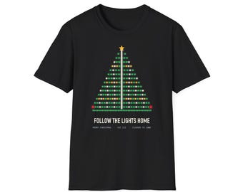 Könnte beinhalten: Ein schwarzes Kurzarm-T-Shirt mit einer Grafik eines dreieckigen Weihnachtsbaums aus Landebahnlichtern. Der Text FOLLOW THE LIGHTS HOME, MERRY CHRISTMAS, CAT III und CLEARED TO LAND steht in weißer Schrift unter dem Baum.