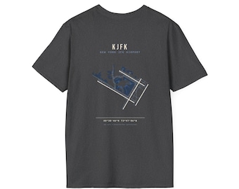 Könnte beinhalten: Ein dunkelgraues Kurzarm-T-Shirt mit einer weiß-blauen Grafik des Start- und Landebahnplans des Flughafens JFK. Der Text lautet KJFK, NEW YORK JFK AIRPORT, sowie die Koordinaten 40 38 46 N 73 47 06 W in einer klaren, serifenlosen Schriftart.