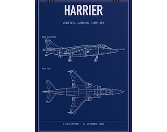 Könnte beinhalten: Ein dunkelblaues Poster mit weißen technischen Strichzeichnungen eines Harrier Senkrechtstarters. Der Druck zeigt eine Seitenansicht und eine Draufsicht des Flugzeugs sowie den Text HARRIER, VERTICAL-LANDING JUMP JET und FIRST HOVER 21 OCTOBER 1960.