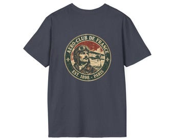 Könnte beinhalten: Ein dunkelgraues Kurzarm-T-Shirt mit einer kreisförmigen Grafik auf der Rückseite. Das Design zeigt einen Vintage-Flieger mit Schutzbrille und einen Doppeldecker, mit dem Text AERO-CLUB DE FRANCE EST. 1898 - PARIS in einem Seilrand.