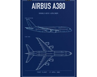 Könnte beinhalten: Ein dunkelblaues Poster mit einer weißen technischen Blaupause eines Airbus A380 Doppelstock-Verkehrsflugzeugs. Der Druck zeigt eine Seitenansicht und eine Draufsicht des Flugzeugs, inklusive des Textes AIRBUS A380 und FIRST FLIGHT 27 APRIL 2005.