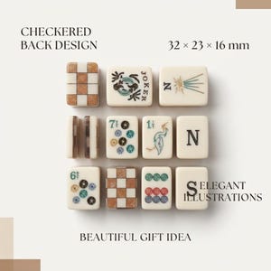 Puede incluir: Un juego de fichas de mahjong de color blanco roto que miden 32 x 23 x 16 mm. Las fichas presentan varias ilustraciones grabadas que incluyen una garza, un comodín, una brújula y motivos florales, junto con fichas con las letras N y S y un diseño de cuadros en el reverso.