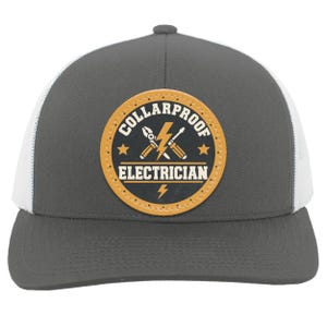 Könnte beinhalten: Eine anthrazitfarbene und weiße Trucker-Cap mit einem runden, beigefarbenen Lederaufnäher auf der Vorderseite. Der Aufnäher zeigt den Text COLLARPROOF ELECTRICIAN sowie eine Grafik mit gekreuzter Zange und Schraubendreher vor einem gelben Blitz.