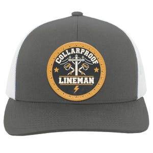 Könnte beinhalten: Eine anthrazitfarbene und weiße Trucker-Cap mit einem runden, beigefarbenen Aufnäher in Lederoptik auf der Vorderseite. Der Aufnäher zeigt eine Grafik eines Strommasts mit gekreuzten Werkzeugen, den Text COLLARPROOF LINEMAN, zwei Sterne und einen Blitz.