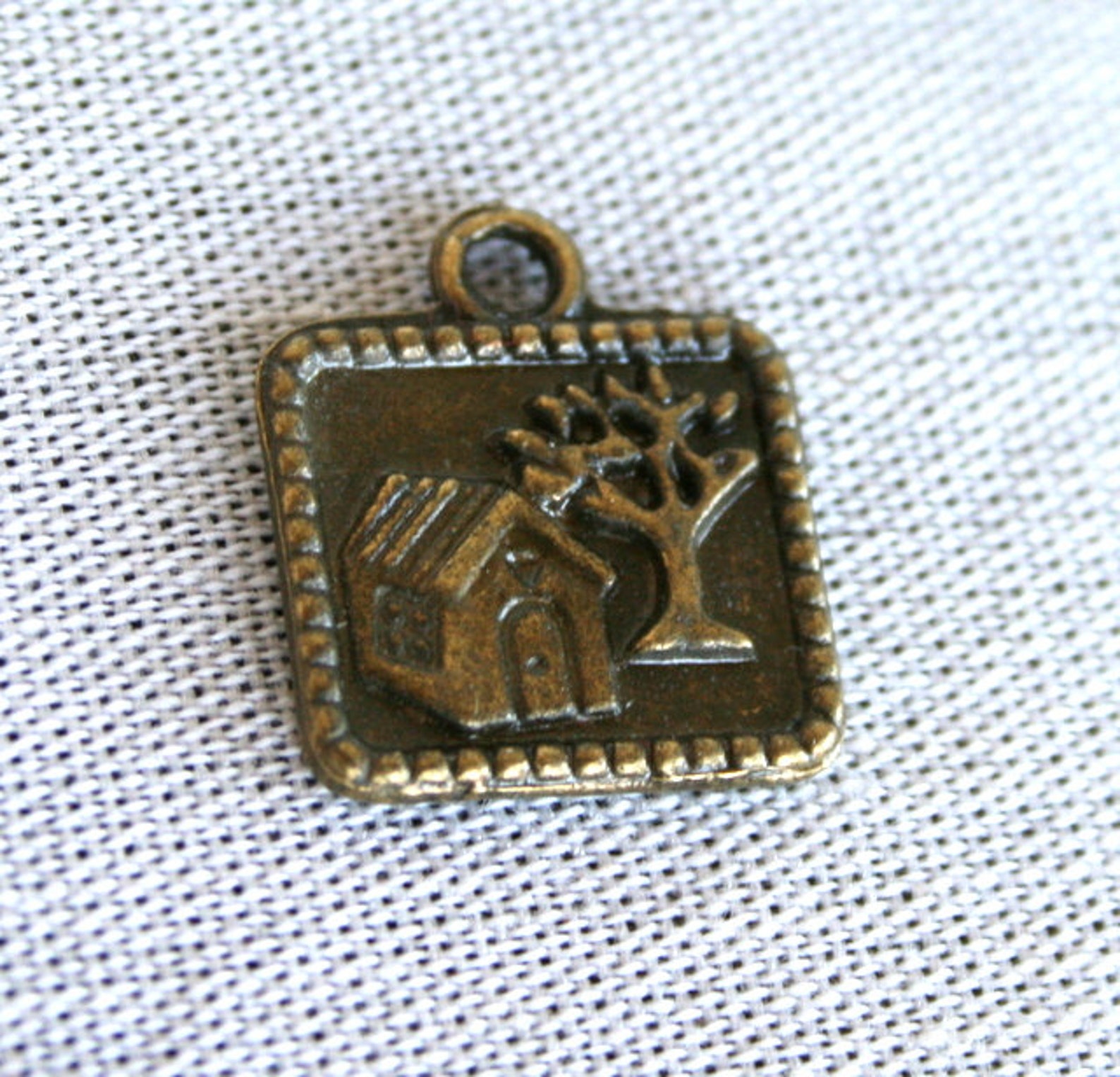 8 Casa de bronce antiguo y encantos de árbol / colgantes B-001 | Etsy