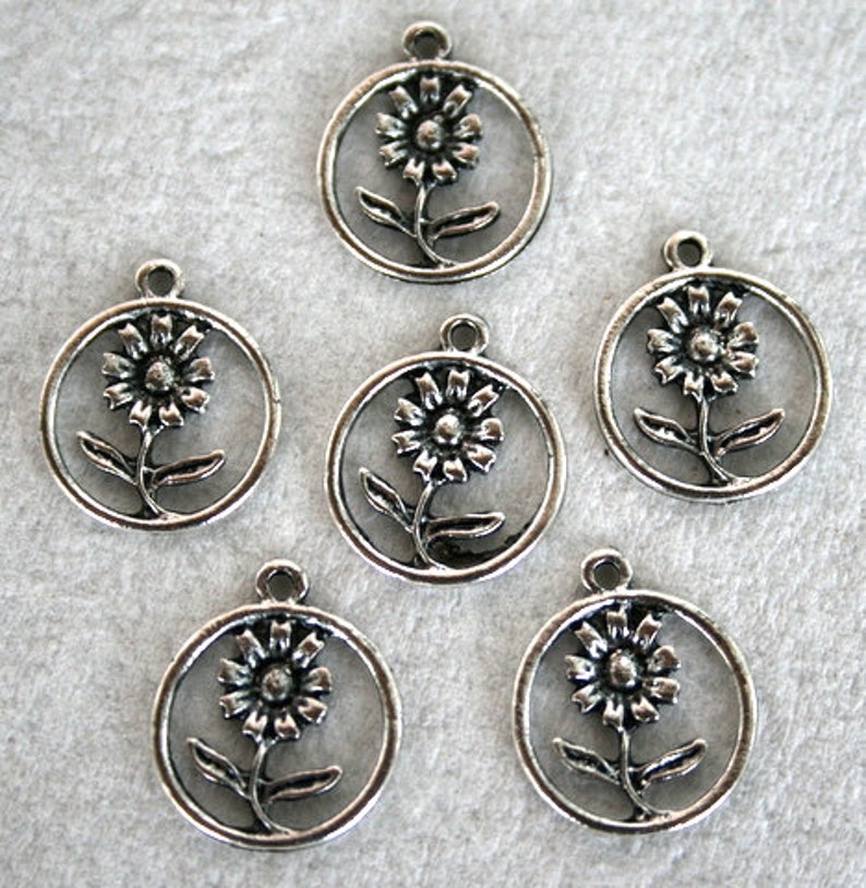 8 Tibetan Silver Round Flower CharmPendant S-033