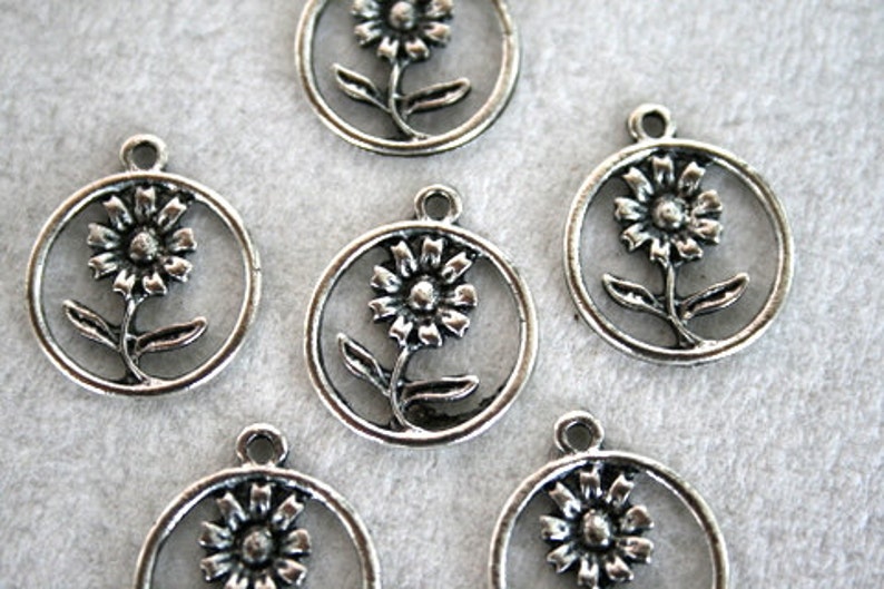 8 Tibetan Silver Round Flower CharmPendant S-033