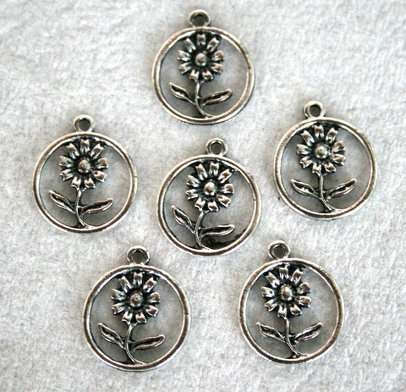 8 Tibetan Silver Round Flower CharmPendant S-033