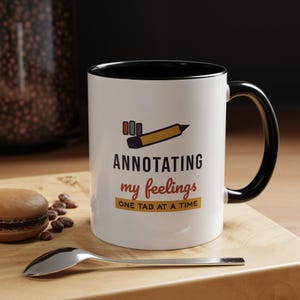 Taza "Anotando mis sentimientos", taza de café para amantes de los libros, regalo literario para lectores, taza para ratones de biblioteca. imagen 6