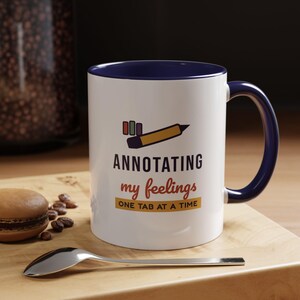 Taza "Anotando mis sentimientos", taza de café para amantes de los libros, regalo literario para lectores, taza para ratones de biblioteca. imagen 12
